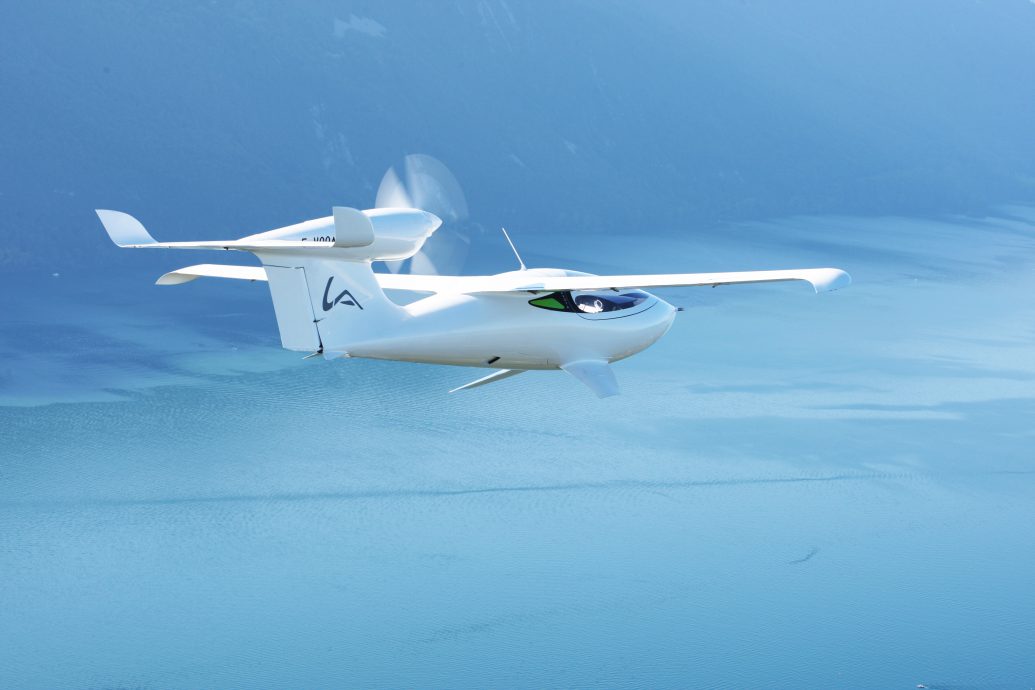 Hydravion en vol au-dessus de l’eau