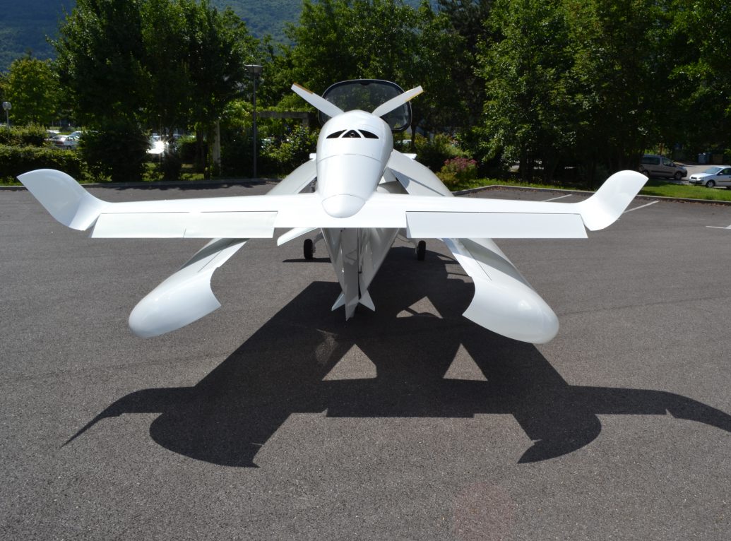 airplane with folding wings