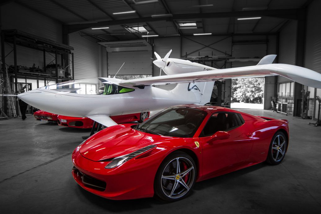 Avion privé dans l’atelier aux cotés de voitures de luxe